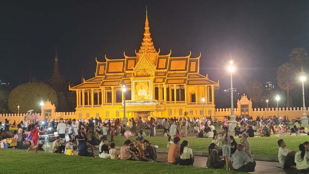 Royal Palace Phnom Penh riverside _p004