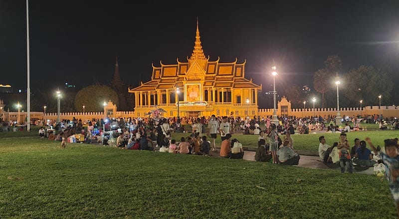 Royal palace in Phnom Penh Riverside _1
